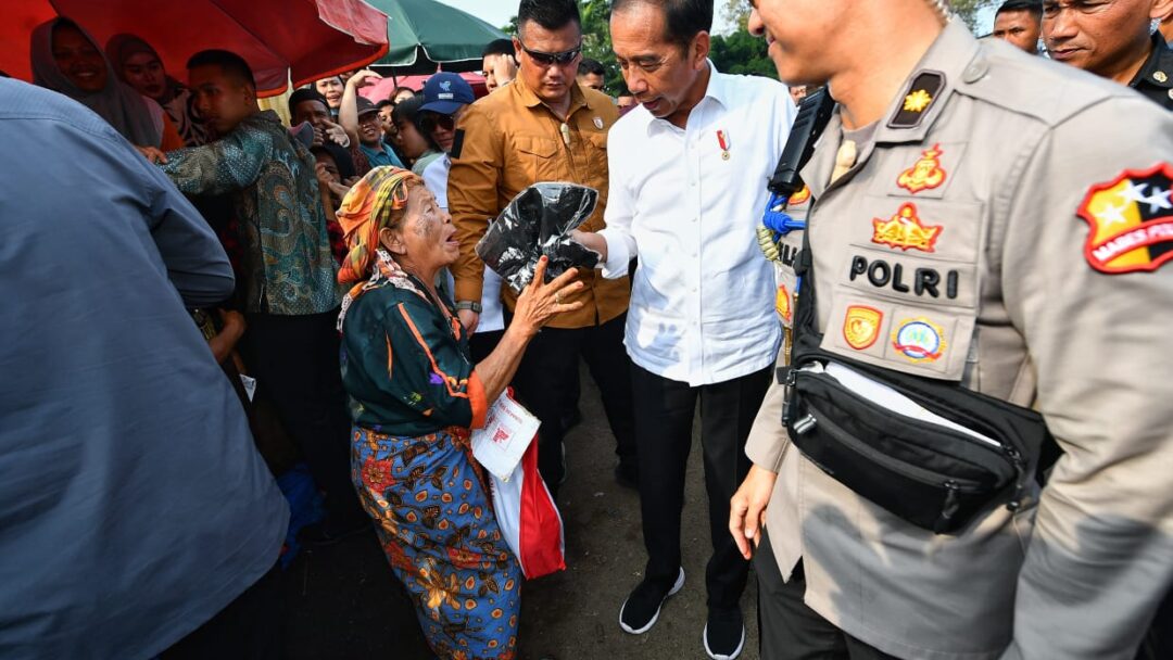 Pj. Gubernur Samsudin Dampingi Kunjungan Presiden Joko Widodo Ke Pasar Sentral Kota Bumi, Disambut Antusias Oleh Ribuan Warga