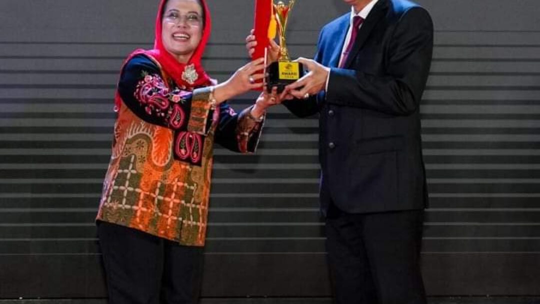 Sekda Sultra Terima Penghargaan Nasional Sebagai Pembina Koperasi Andalan