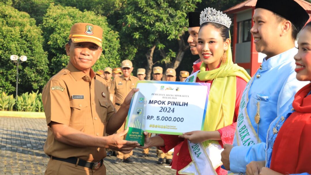 Sekda Serahkan Penghargaan Kepada Pemenang Abang Mpok Kota Bekasi Tahun 2024