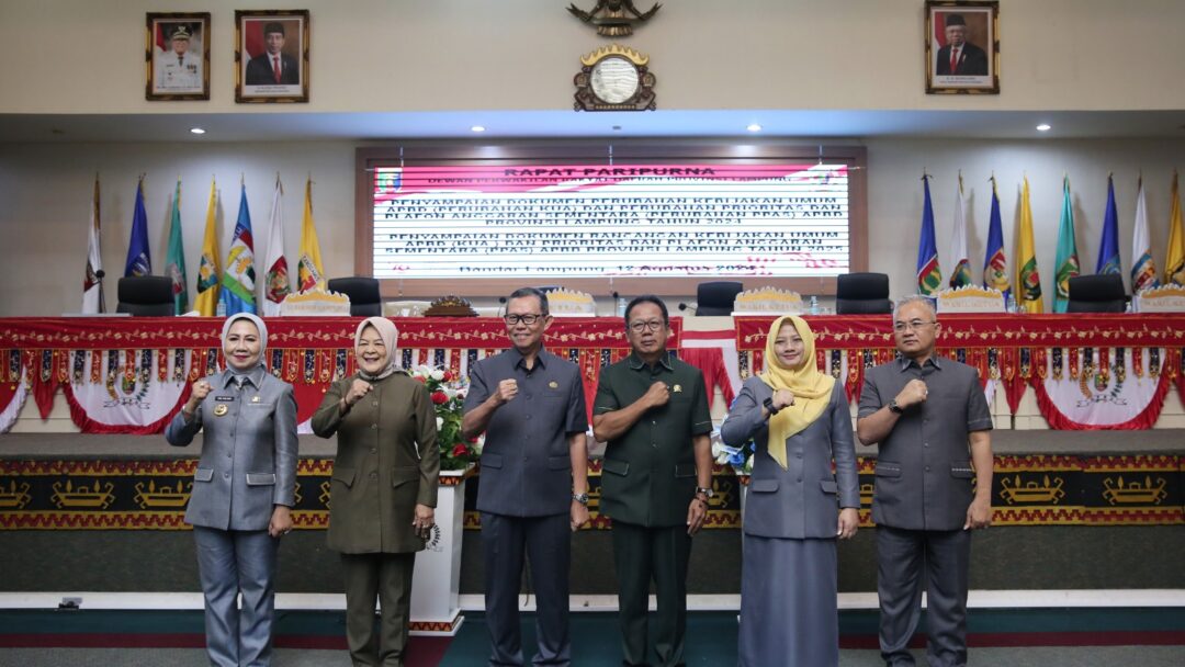 Sekdaprov Fahrizal Serahkan Dokumen Rancangan Perubahan KUA dan PPAS Tahun 2024 serta Rancangan KUA dan PPAS Tahun 2025 kepada Ketua DPRD Mingrum Gumay