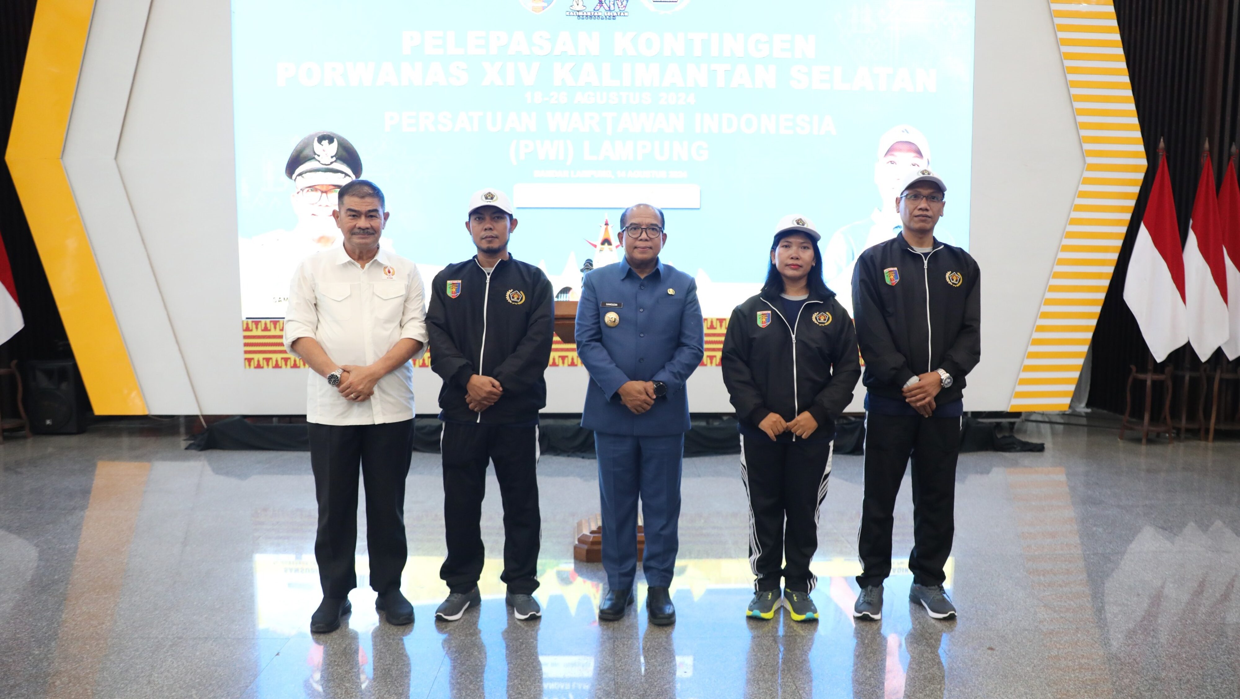Pj. Gubernur Samsudin Lepas Kontingen PWI Lampung Mengikuti Porwanas XIV di Kalimantan Selatan