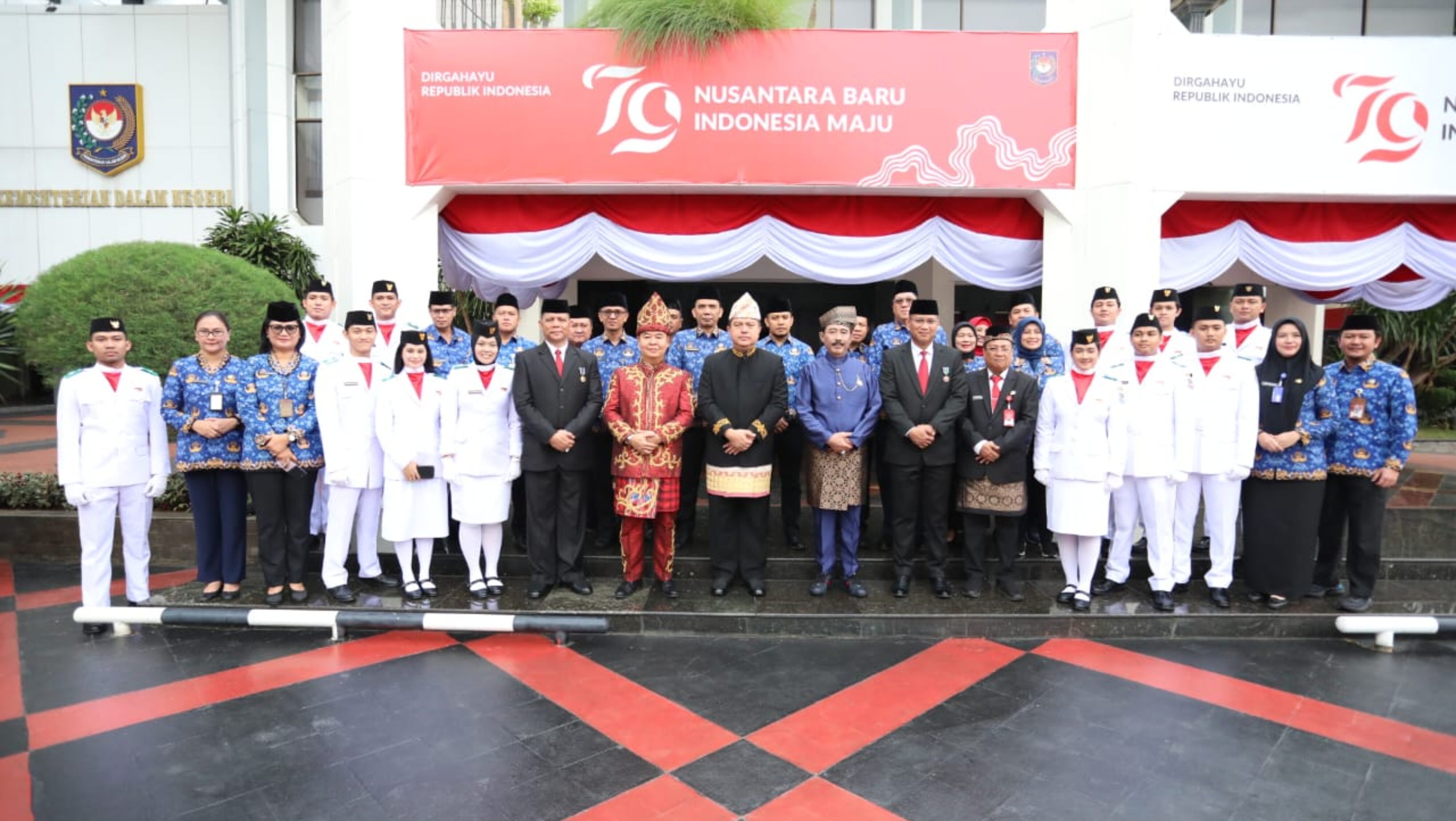 Kenakan Pakaian Adat Lampung, Plt. Sekjen Pimpin Upacara HUT Ke-79 Kemerdekaan RI di Lingkungan Kemendagri dan BNPP