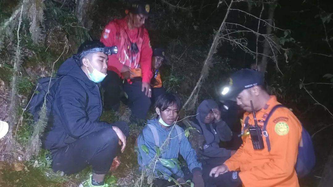 Tim Sar Temukan 4 Pendaki Yang Tersesat di Gunung Batukaru