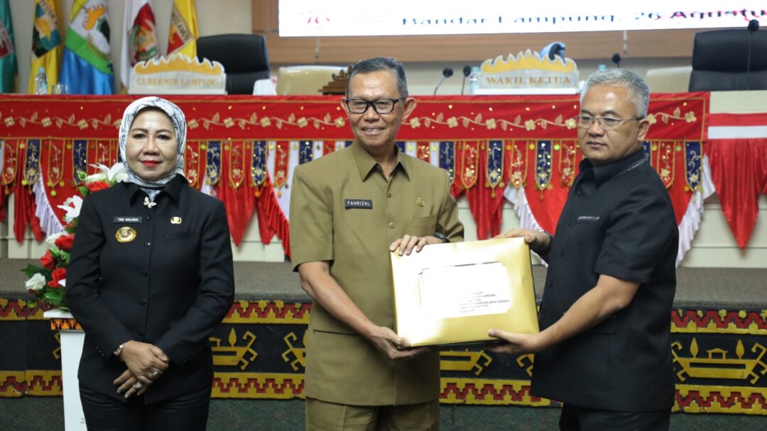 Sekdaprov Fahrizal Serahkan Raperda APBD Lampung Tahun Anggaran 2025 dalam Rapat Paripurna Pembicaraan Tingkat I DPRD Lampung