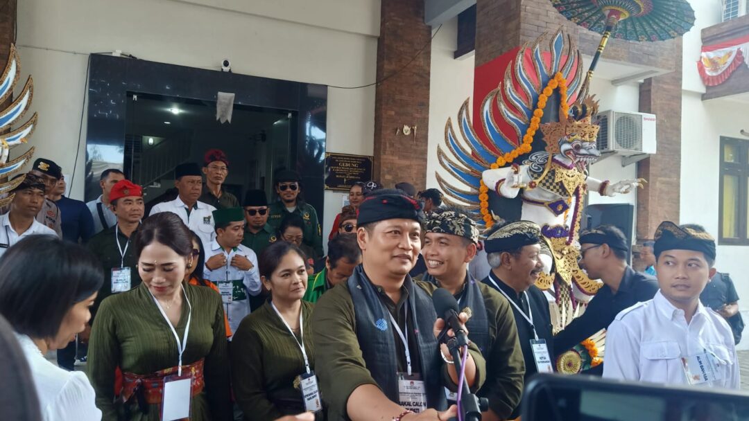 Pasangan Bang-Ipat Daftar Pertama ke KPU Jembrana dengan Iringan Ribuan Pendukung 