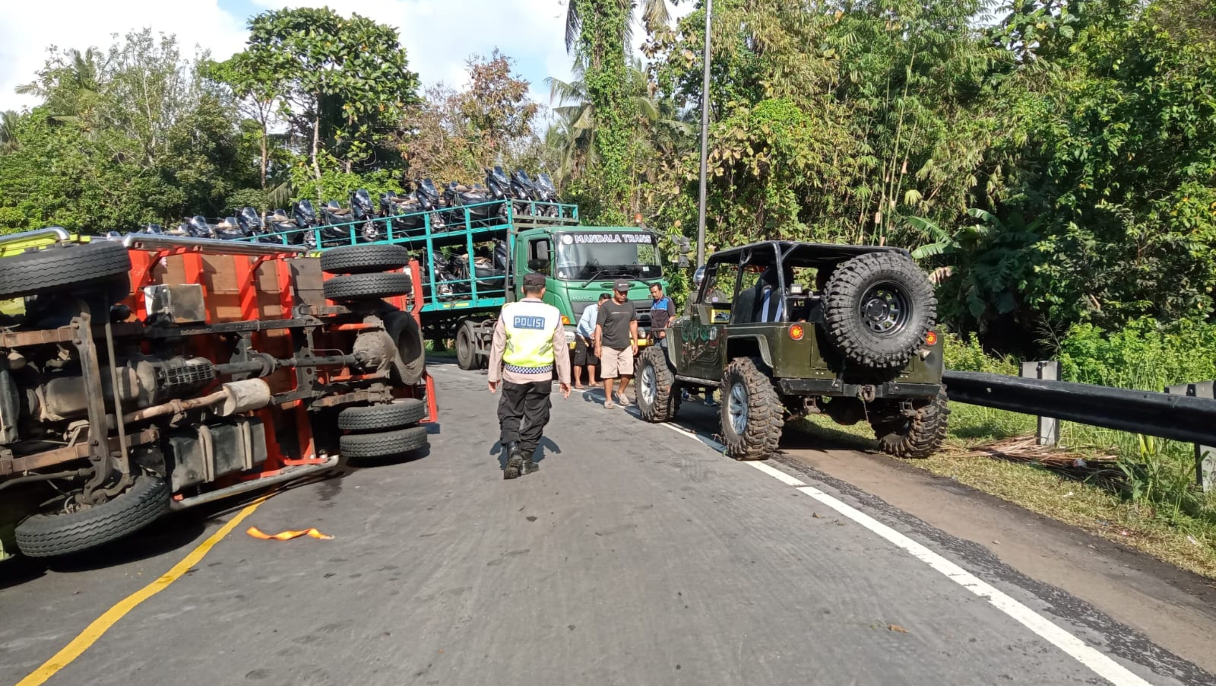 Tak Kuat Menanjak, Truk Hino Terbalik di Tanjakan Pekutatan