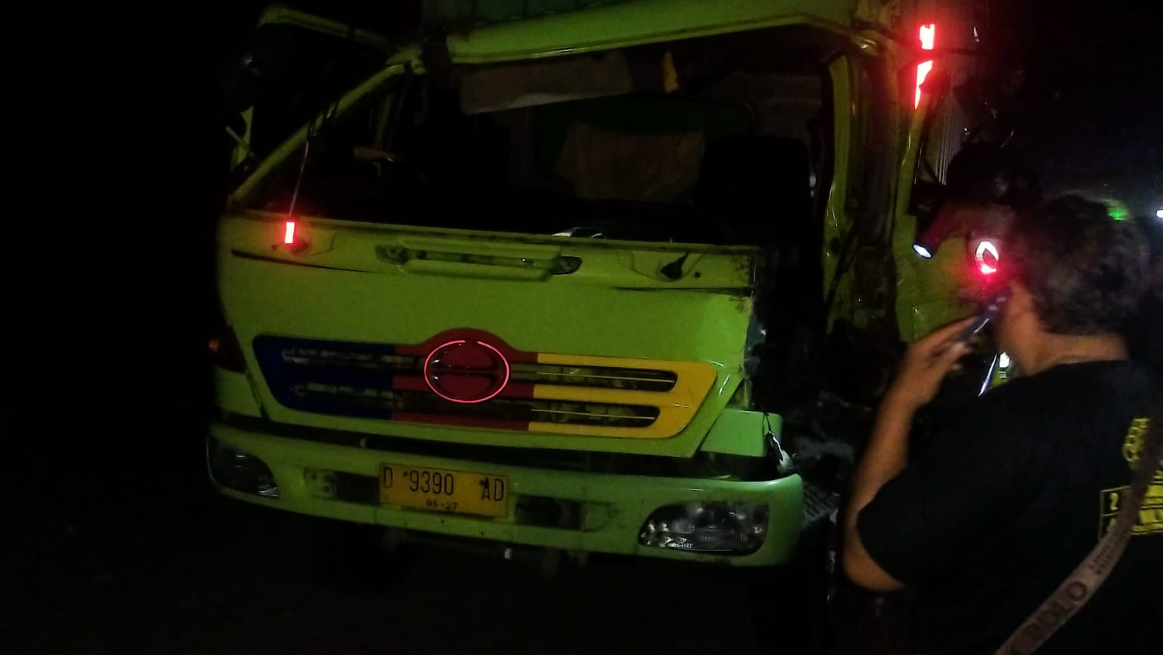 Truk Box Tabrak Truk Parkir di Gilimanuk, Loket Tiket Hancur