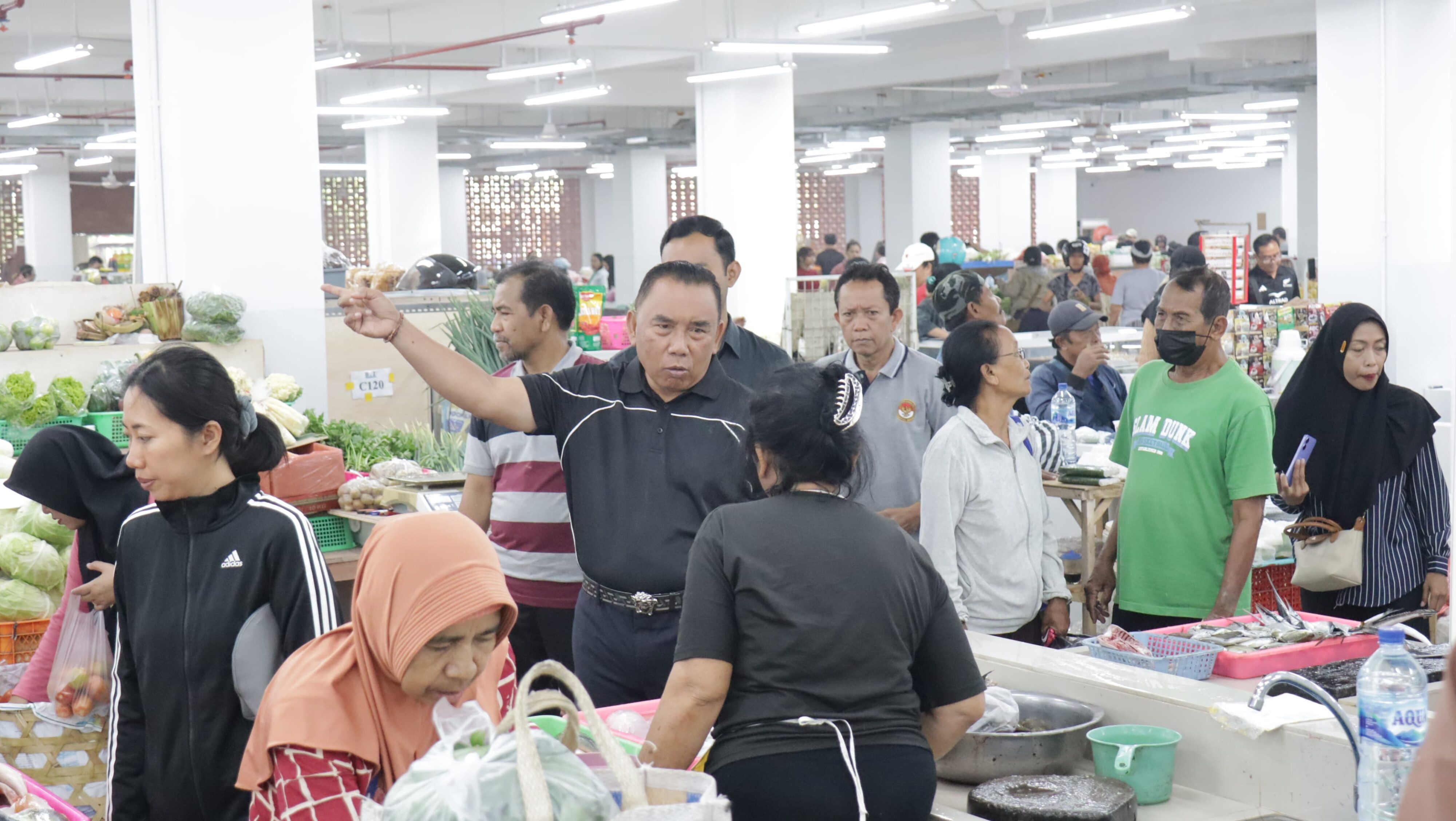 Jelang Galungan, Bupati Tamba Pantau Ketersediaan Kebutuhan Pokok di Pasar Negara Bahagia