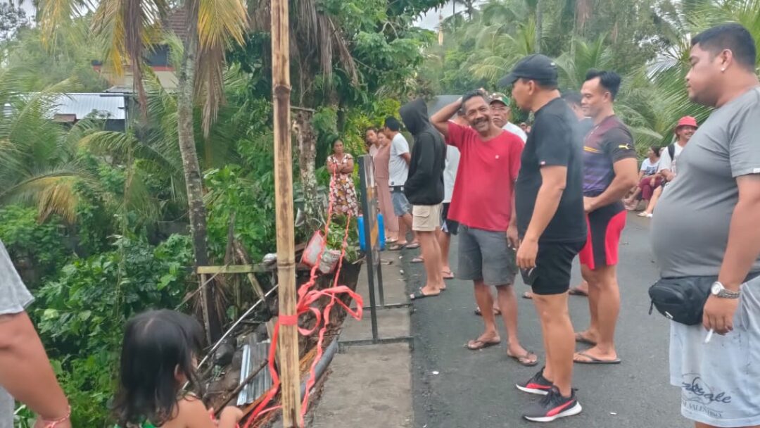 Senderan Rumah Warga Jembrana Longsor, Warung dan Dua Balai Bengong Ambruk