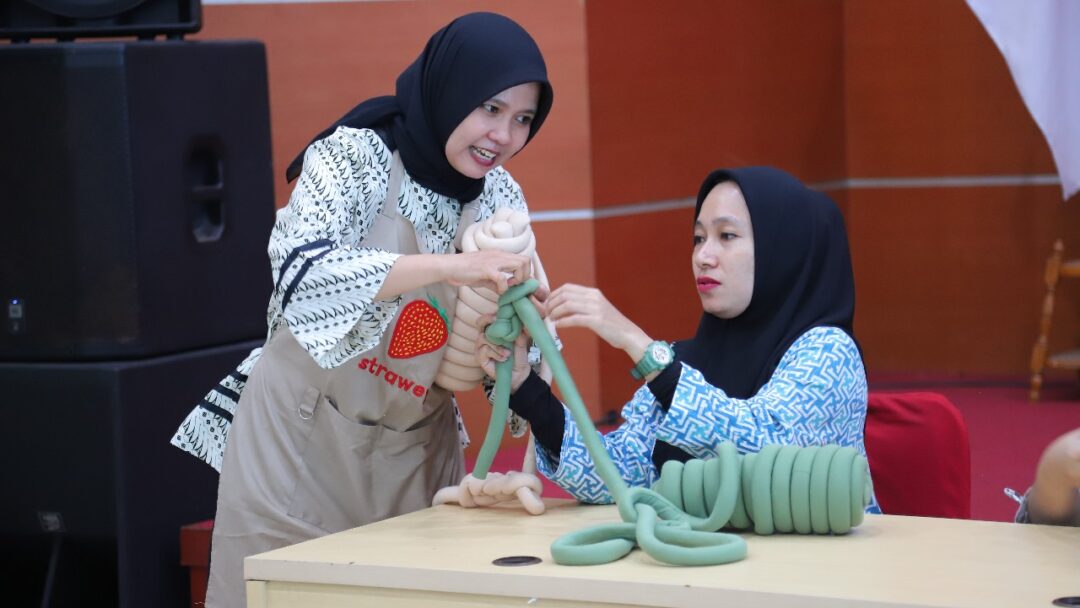 Kreatif, Produktif, dan Peduli: Kegiatan Merajut dan Berbagi di Pertemuan Rutin DWP Ditjen Dukcapil