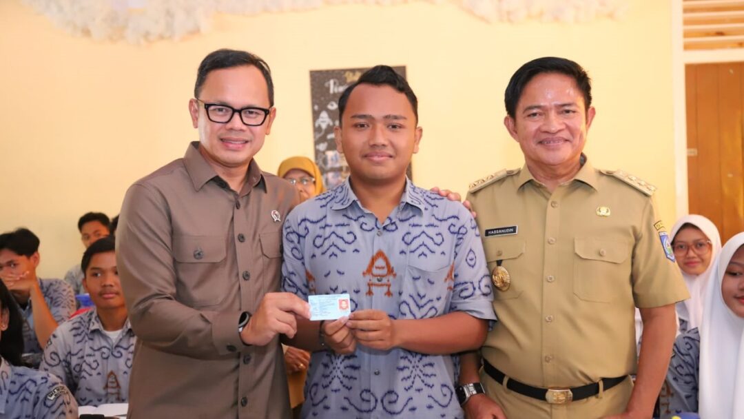 Wamendagri Serahkan KTP-el ke Siswa SMAN 1 Mataram, Dorong Partisipasi Pemilih Pemula di Pilkada 2024