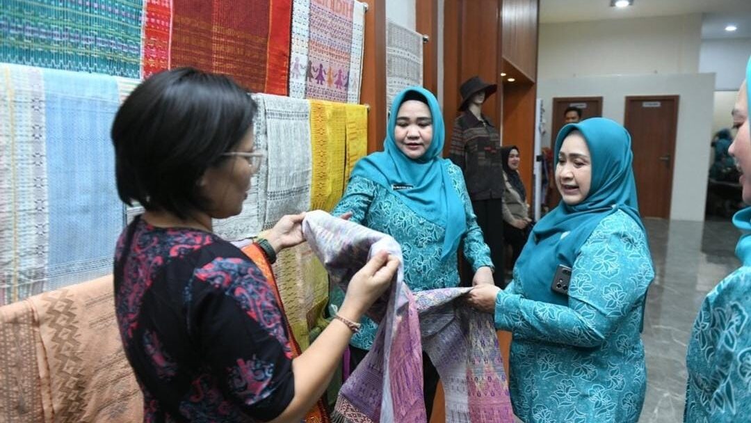 Kunjungi Galeri Kreasi Dekranasda, Melza Elen Setiadi Puji Produk UMKM Sumut
