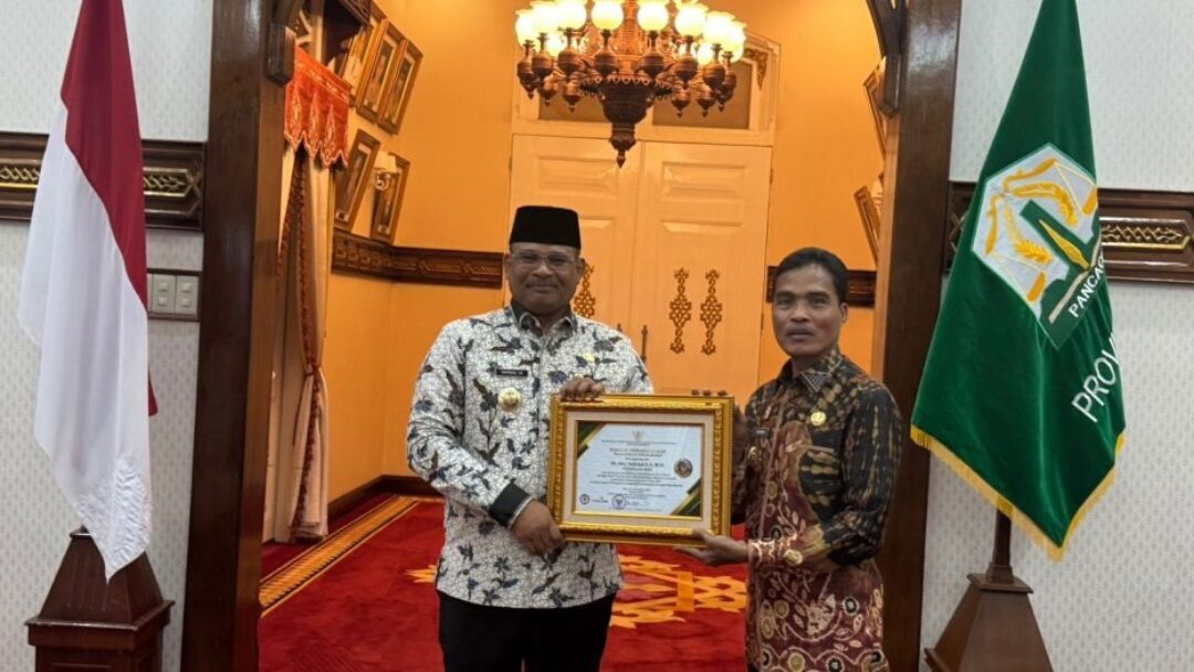 Pj Gubernur Safrizal Terima Penghargaan Dari Menteri Desa PDTT RI
