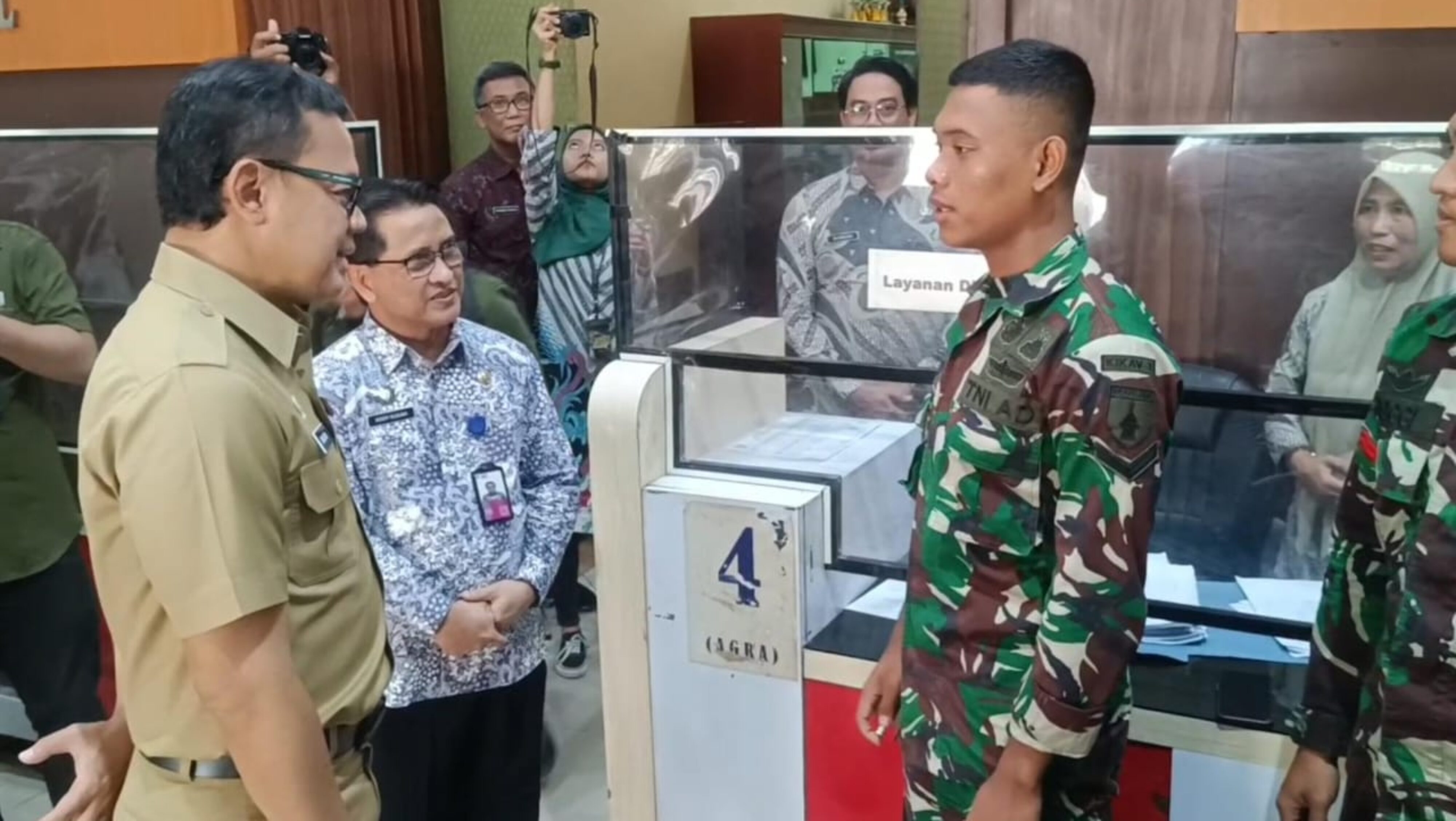 Sidak Dispendukcapil Sidoarjo, Wamendagri Bima Arya Puji Kolaborasi Dengan TNI Untuk Jemput Bola Akta Kelahiran