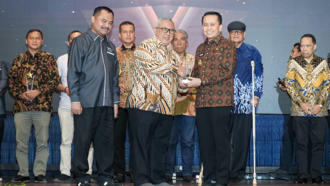 Pj Gubernur Sumut Agus Fatoni Terima Anugerah Sahabat Pers Award Dari SPS Sumut