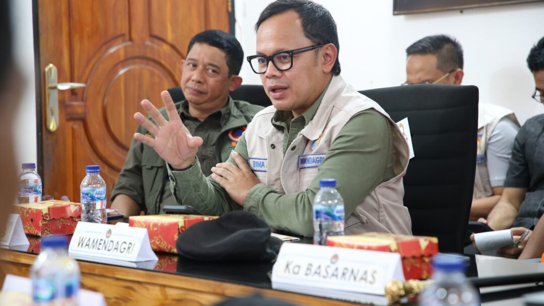 Wamendagri Bima Dampingi Menko PMK Tinjau Pengungsi Erupsi Gunung Lewotobi