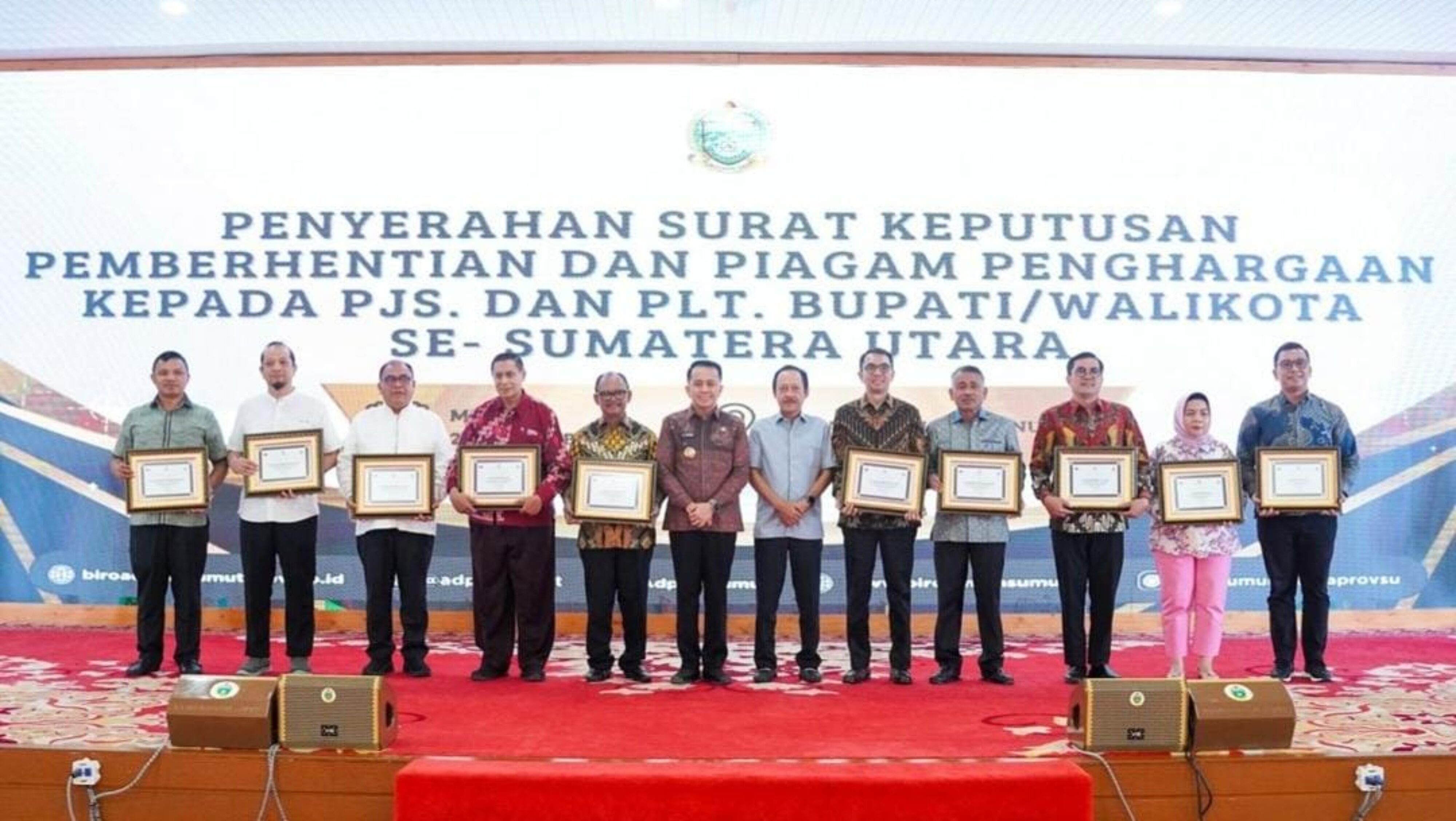 Pj Gubernur Sumut Agus Fatoni Berikan Piagam Penghargaan dan Serahkan SK Pemberhentian Plt dan Pj Bupati/Walikota se-Sumut