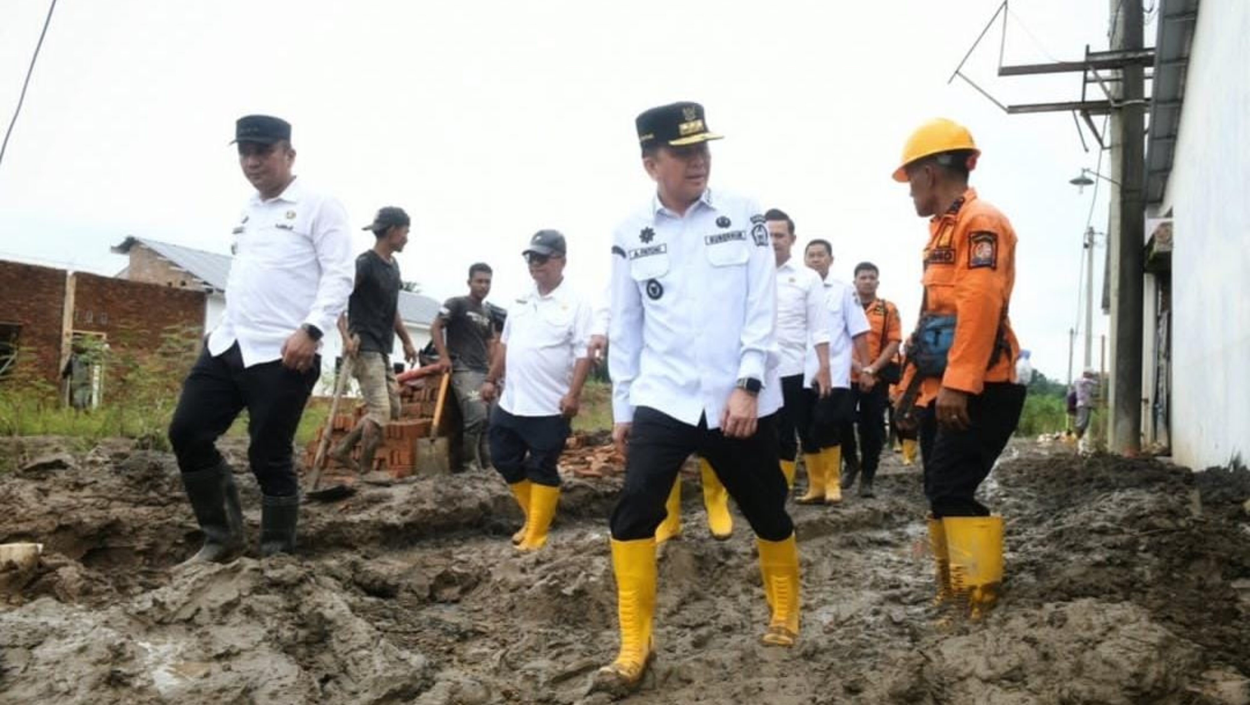Gubernur Sumatera Utara Agus Fatoni Meninjau Langsung Lokasi Banjir Di Desa Marendal I