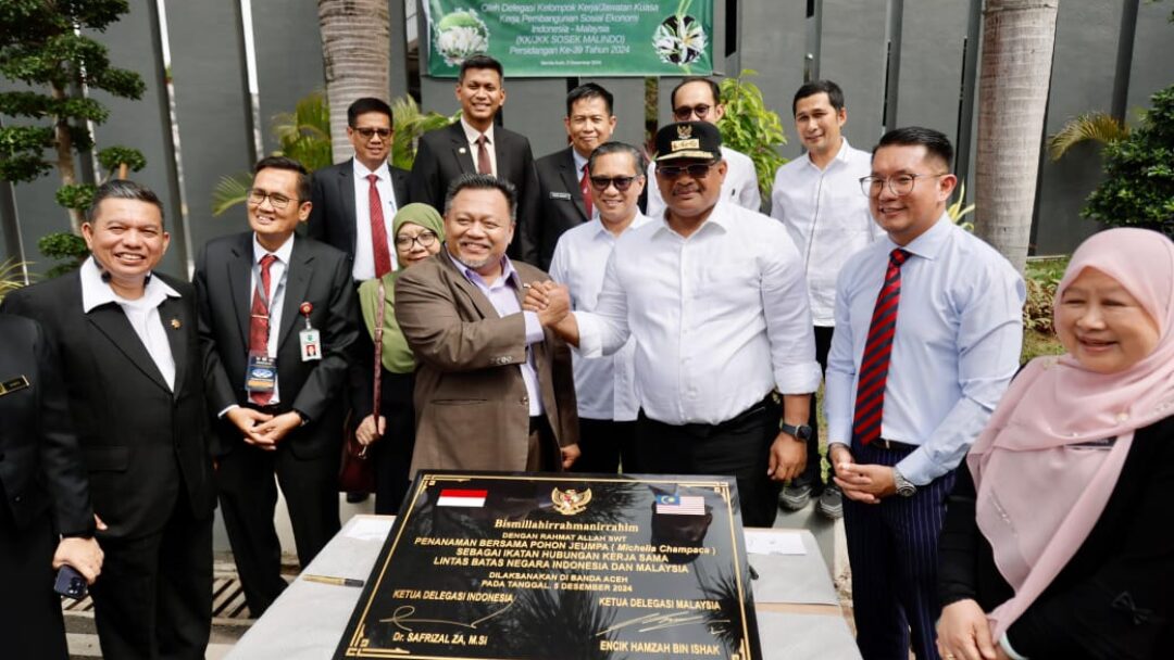Pj Gubernur Safrizal dan Ketua Delegasi Malaysia Tanam Pohon Jeumpa di Museum Tsunami