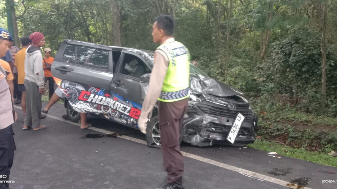 Mobil Pribadi Tabrak Pikap di Jembrana, Enam Orang Luka