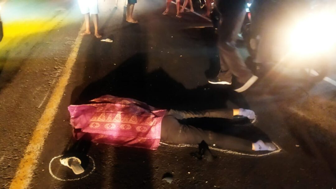 Ngeriii…! Akibat Jalan Berlobang, Pemotor Jatuh dan Terinjak Truk Hingga Kepala Putus