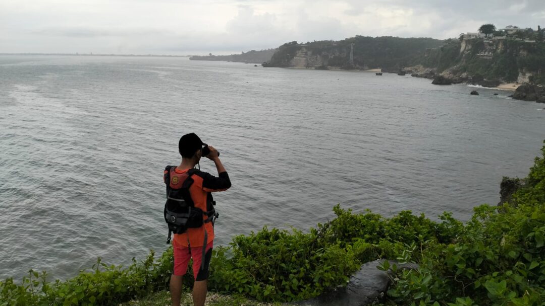 TIM SAR CARI KORBAN TENGGELAM DI PANTAI BALANGAN