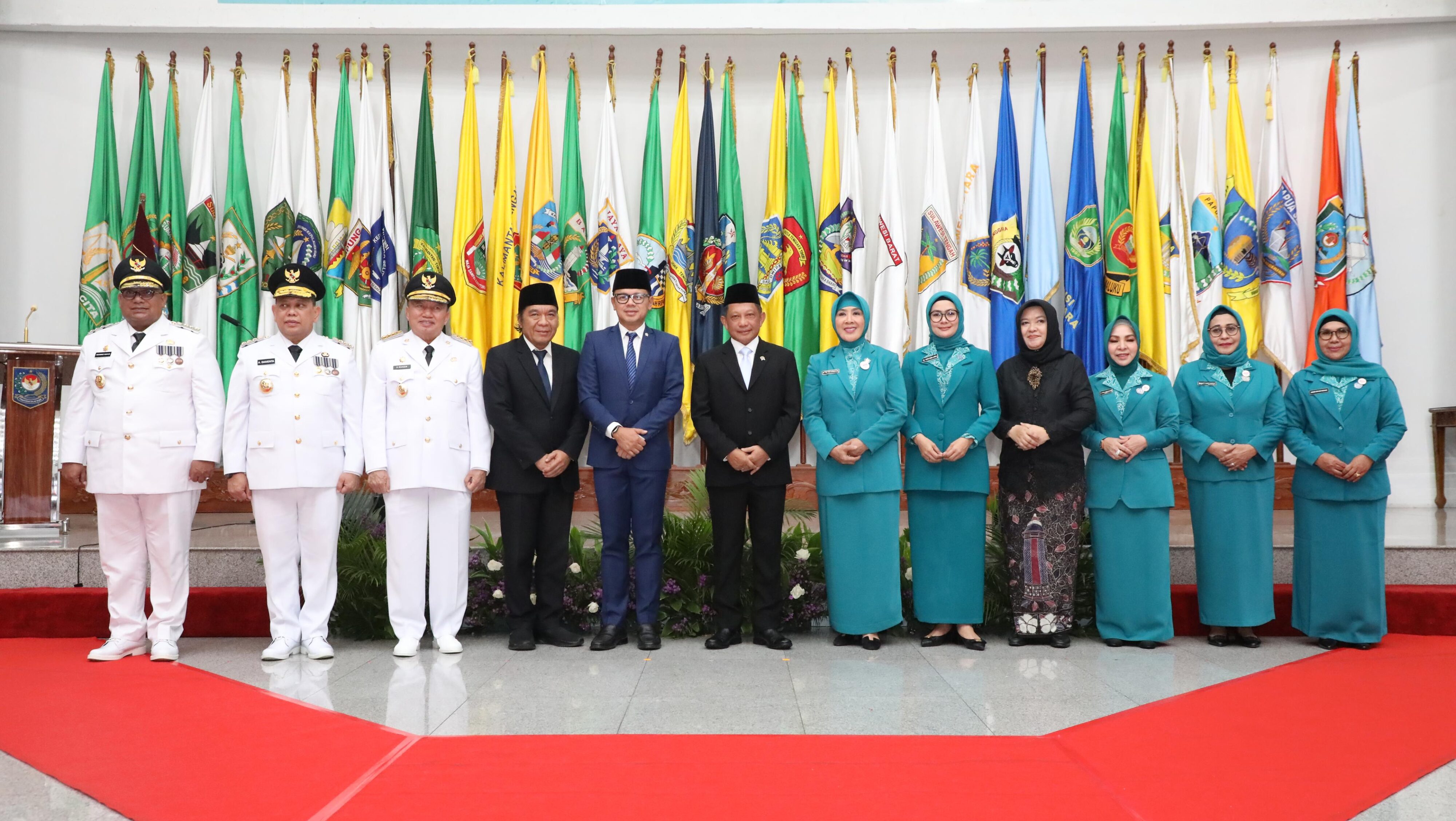 Mendagri Tito Lantik Penjabat Gubernur Banten dan Papua Barat Daya