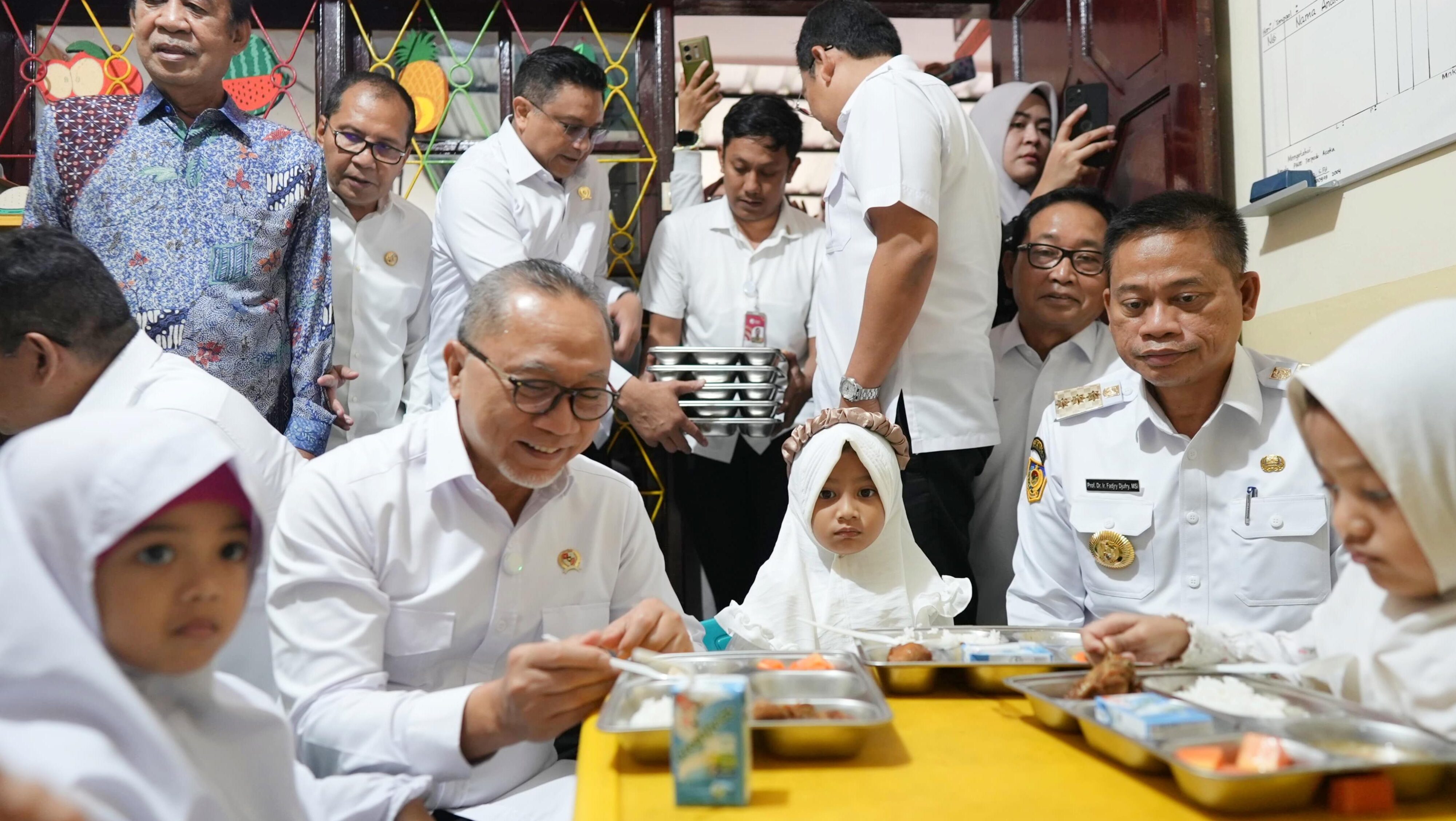 Dua Menteri Kabinet Merah Putih – Pj Gubernur Sulsel Prof Fadjry Djufry Tinjau Makan Bergizi Gratis di Makassar