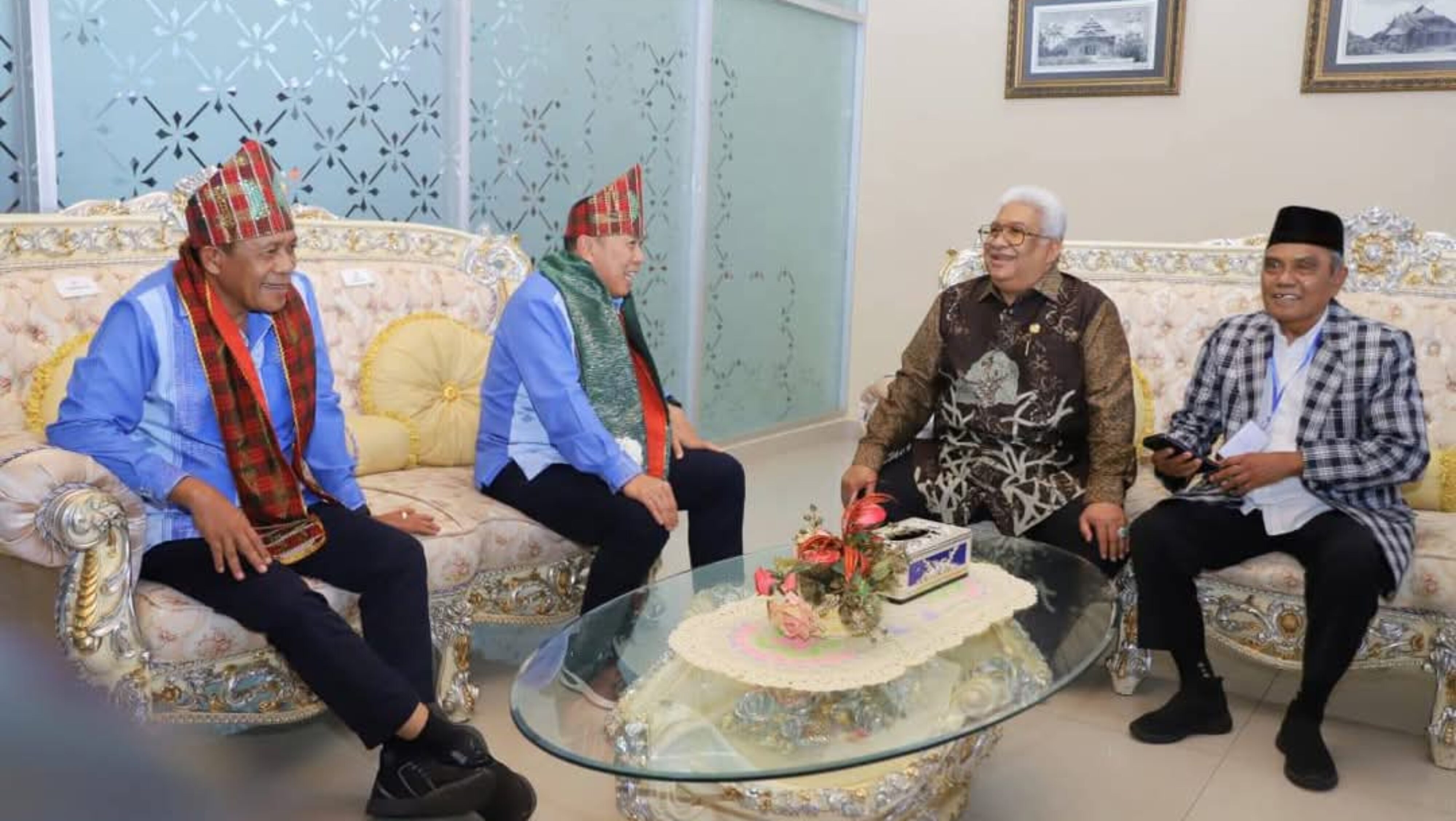 GUBERNUR DAN WAKIL GUBERNUR SULTRA TIBA DI KENDARI, DISAMBUT MERIAH DENGAN ADAT DAN BUDAYA DAERAH