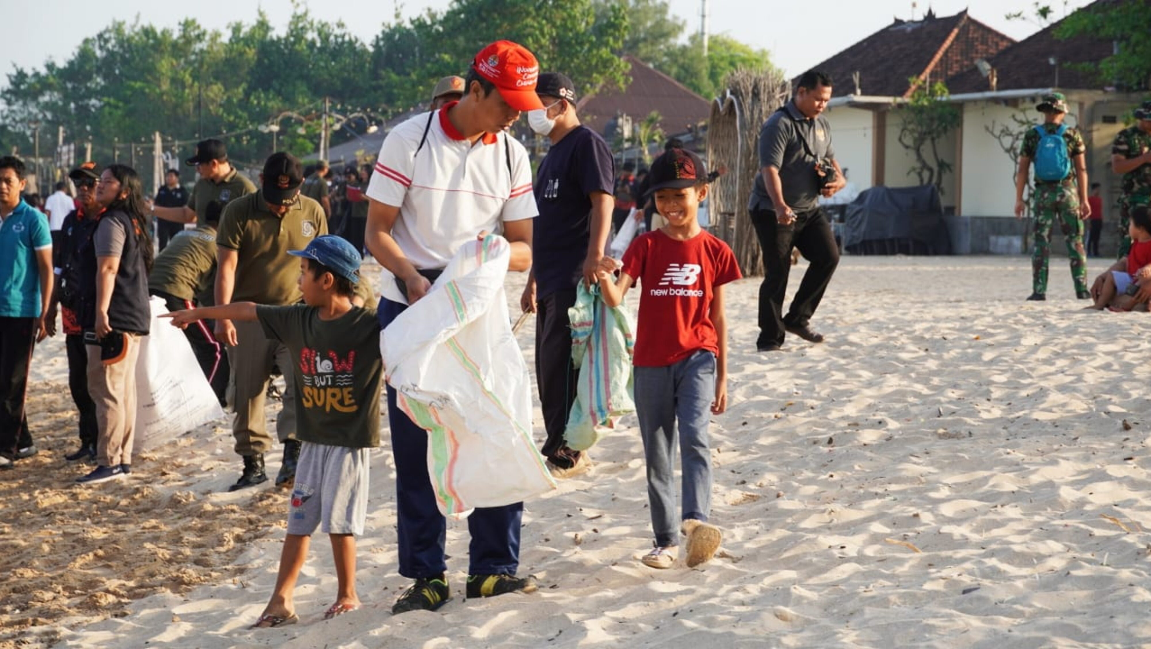 Aksi Bersih Pantai Kedonganan Warnai Peringatan HUT ke-75 Satpol PP dan HUT ke-63 Satlinmas Provinsi Bali