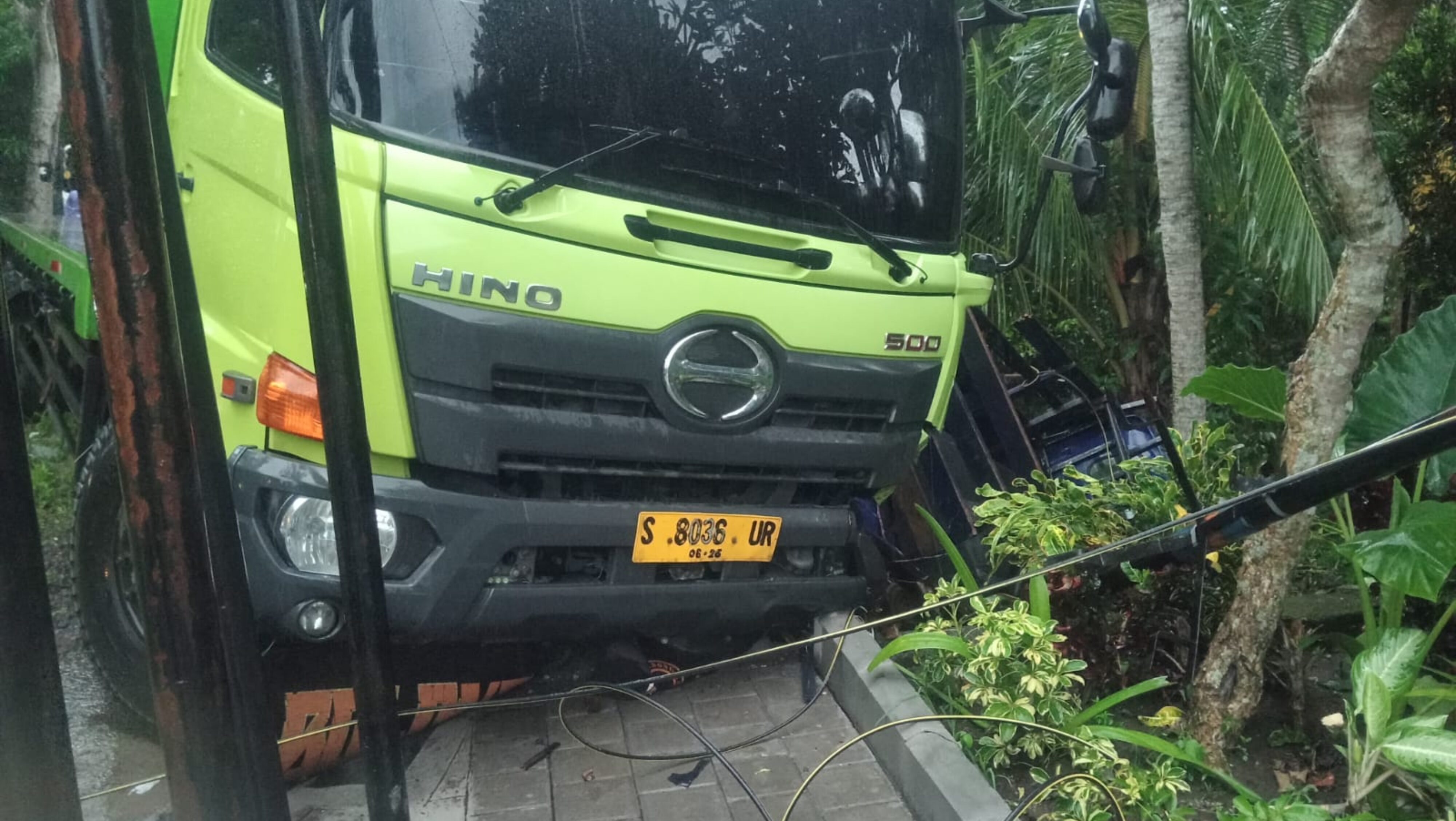 Diduga Sopir Mengantuk, Truk Hino Tabrak Pick Up Parkir di Jembrana