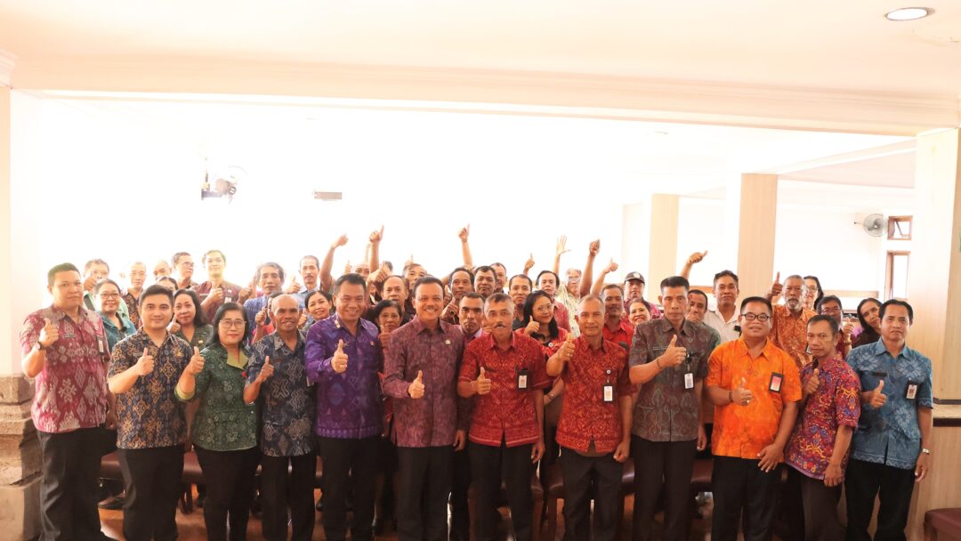 Sekda Bali Serahkan Bantuan Sembako bagi PNS Golongan I dan II yang Memasuki Masa Pensiun