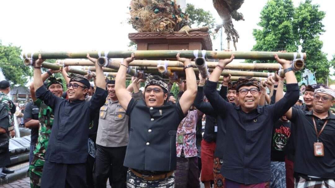Buka Kasanga Festival Tahun 2025, Wagub Giri Prasta Ikuti Prosesi Mengarak Ogoh-ogoh