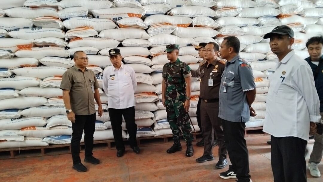 Pemkab Madiun Pantau Harga Bahan Pokok Di Pasar dan Gudang Bulog