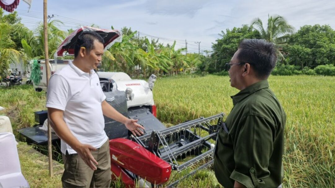 Bupati Kembang Hartawan Dorong Petani Untuk Gunakan Alsintan Agar Lebih Efisien Dan Optimal Secara Produksi