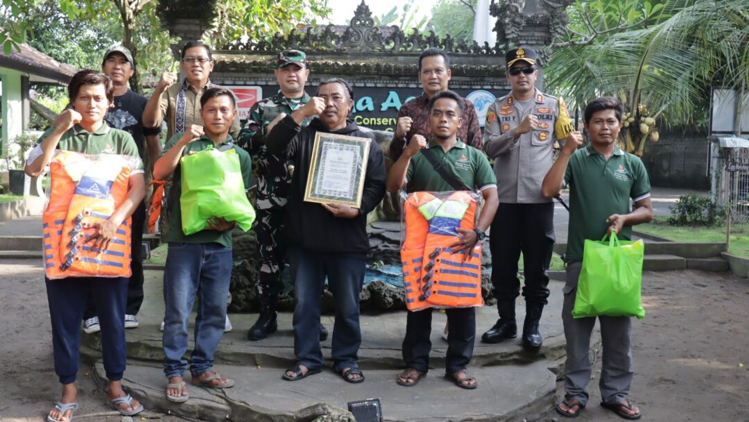 Bupati Kembang Hartawan Mengajak Masyarakat Agar Jangan Sungkan Untuk Melapor Apabila Menemukan Kejahatan Penyelundupan Satwa