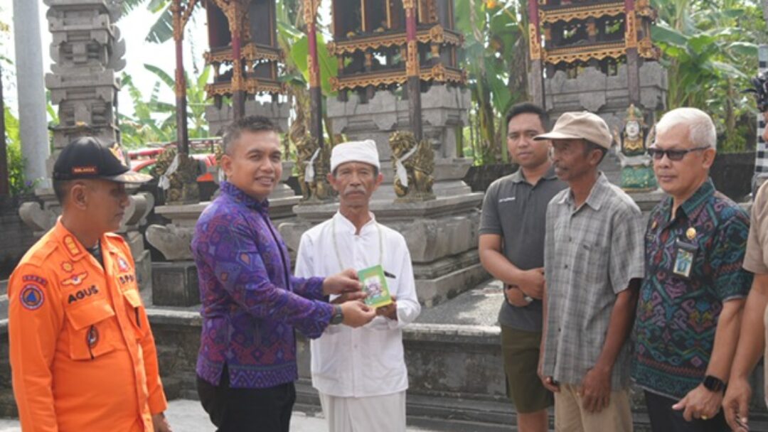 Wabup Ipat Menyerahkan Bantuan Tak Terduga Pada Tiga Lokasi Bencana