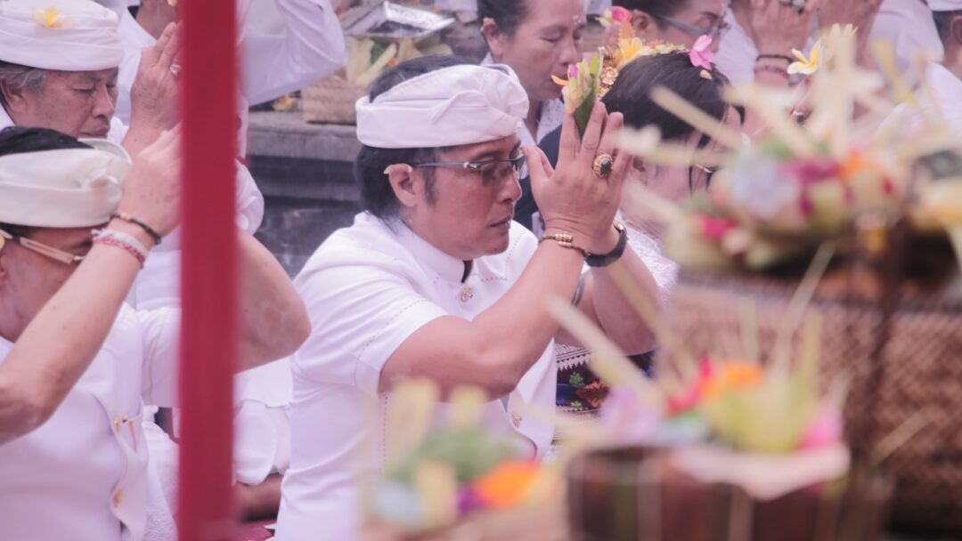 Wagub Giri Prasta Ngayah Mundut Pralingga Ida Bhatara Lingsir, Hujan Gerimis Sambut Prosesi Nedunang Ida Bhatara Kabeh