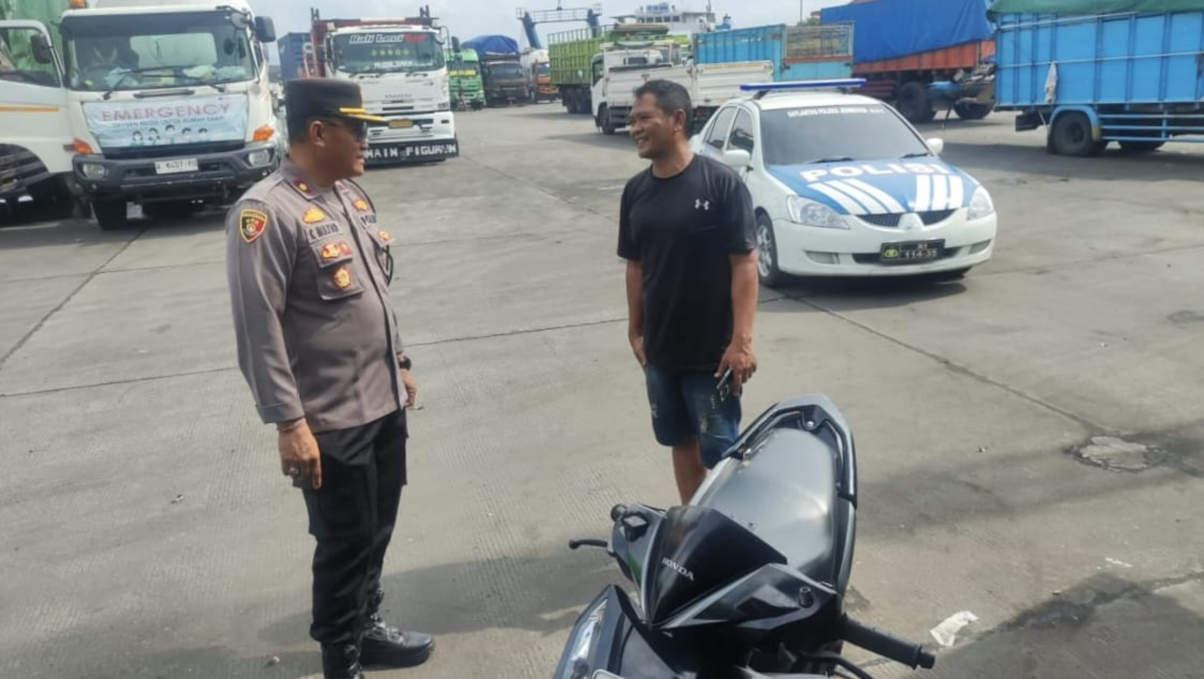 Upaya Perkuat Hubungan Antara Kepolisian Dan Masyarakat , Kapolsek Gilimanuk Jalin Komunikasi Lewat “Jumat Curhat” Bersama Sopir dan Pengguna Jasa Pelabuhan