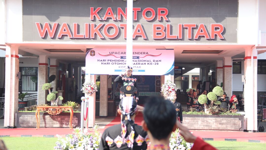 Pimpin Upacara Hardiknas di Pemkot Blitar, Wamendagri Bima Arya Ingatkan Kembali Semangat Ki Hajar Dewantara