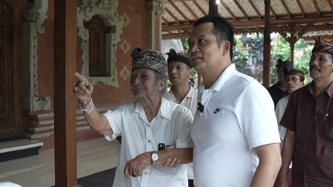 Penghormatan Atas Pengabdian, Kembang Ipat Tempatkan 2 ART Kepada Mantan Bupati Jembrana