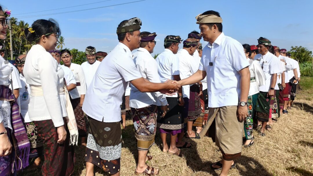 Bupati Kembang Gelar Mutasi Perdana di Tengah Sawah