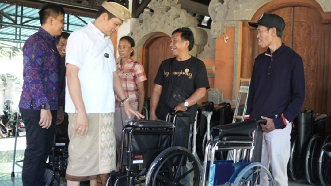 Kembang – Ipat Berikan Perhatian Kepada Warga Penyandang Disabilitas, Serahkan 40 Alat Bantu