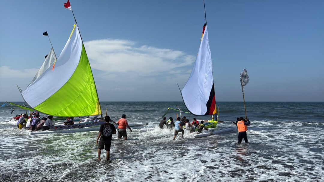 Tasyakuran Petik Laut Desa Airkuning Tahun 2025 Dimeriahkan Puluhan Peserta Lomba Balap Jukung Tradisional