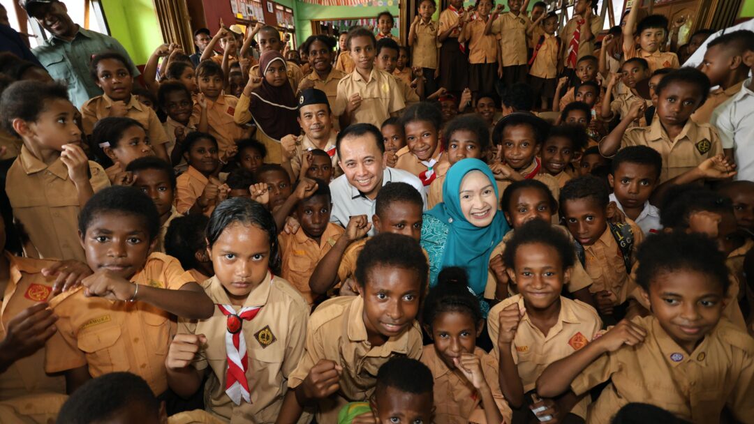 Peringati Hari Anak Nasional Pj Gubernur Papua Kunjungi Sekolah: Dorong Anak-anak Jadi Pemimpin Hebat