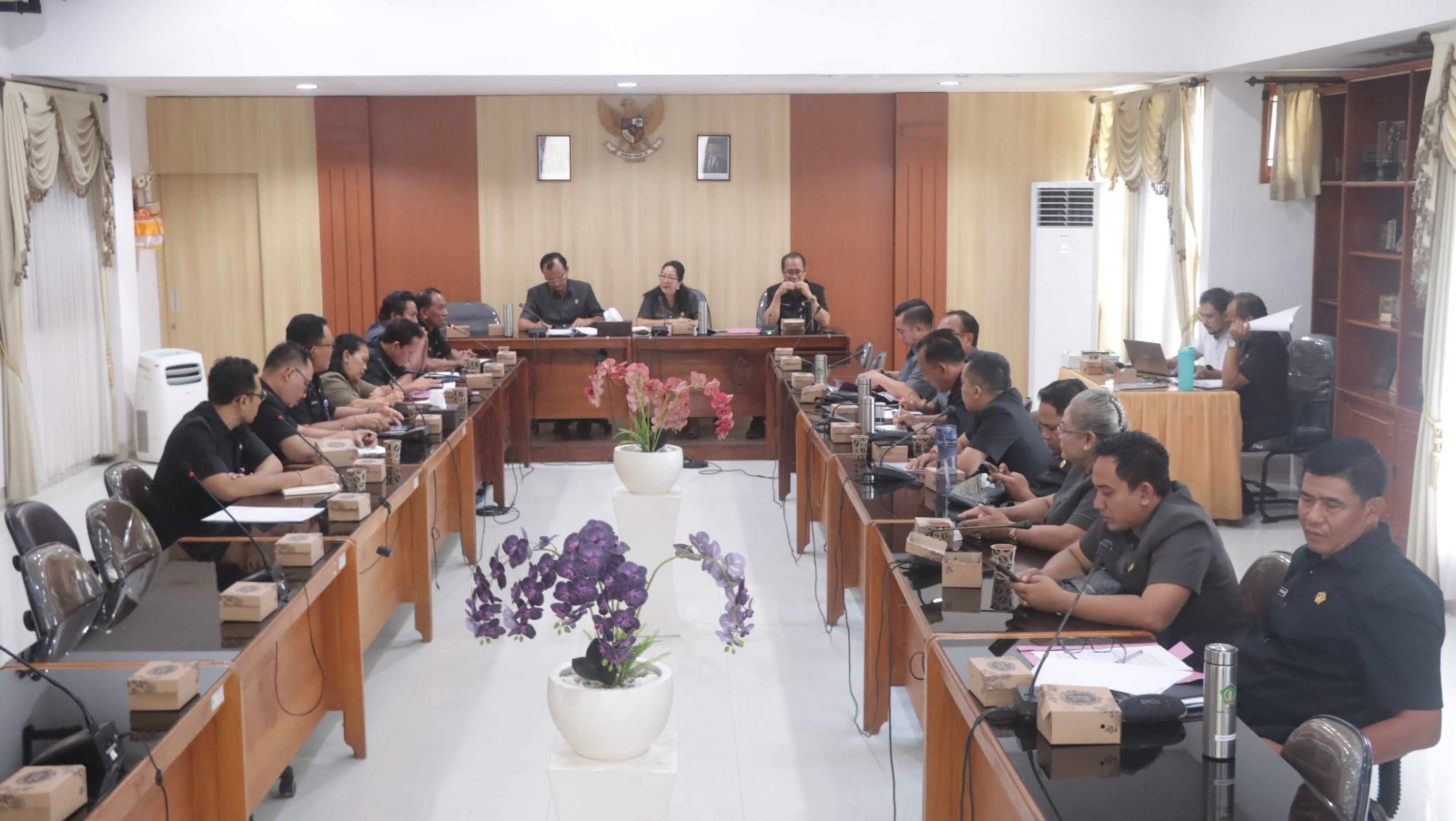 Ruang Rapat DPRD Jembrana Jadi Lokasi Rapat Banggar Bahas Pertanggungjawaban APBD 2024 Dan Perubahan APBD 2025