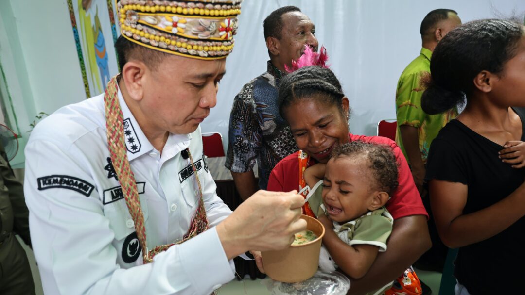 Pj Gubernur Papua Agus Fatoni Tinjau Puskesmas Kosiwo, Beri Bantuan Vitamin-Susu Anak