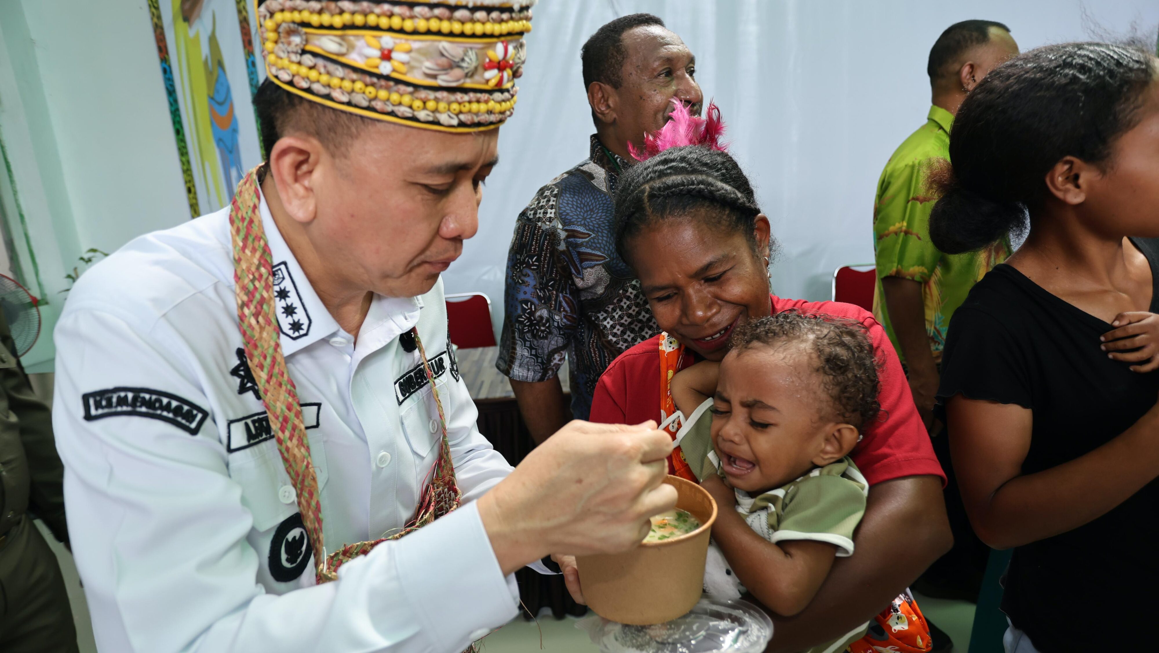 Pj Gubernur Papua Agus Fatoni Tinjau Puskesmas Kosiwo, Beri Bantuan Vitamin-Susu Anak