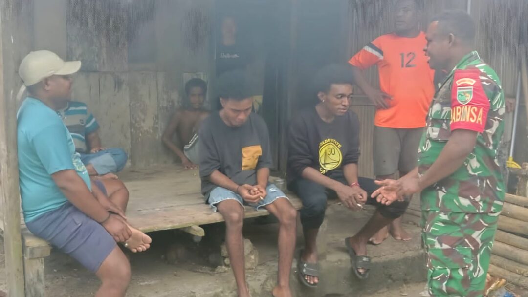 Tingkatkan Kepedulian, Babinsa Ajak Warga Amoi Ciptakan Lingkungan Kondusif