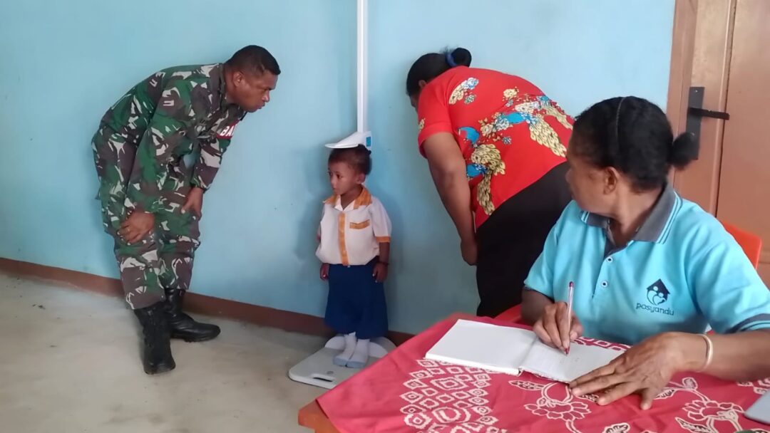 Jaga Balita Tetap Sehat, Babinsa Supiori Utara Dampingi Posyandu Balita